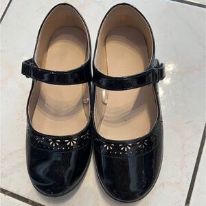 Gymboree Black Patent Mary Jane Dress Shoes with Floral Cutouts